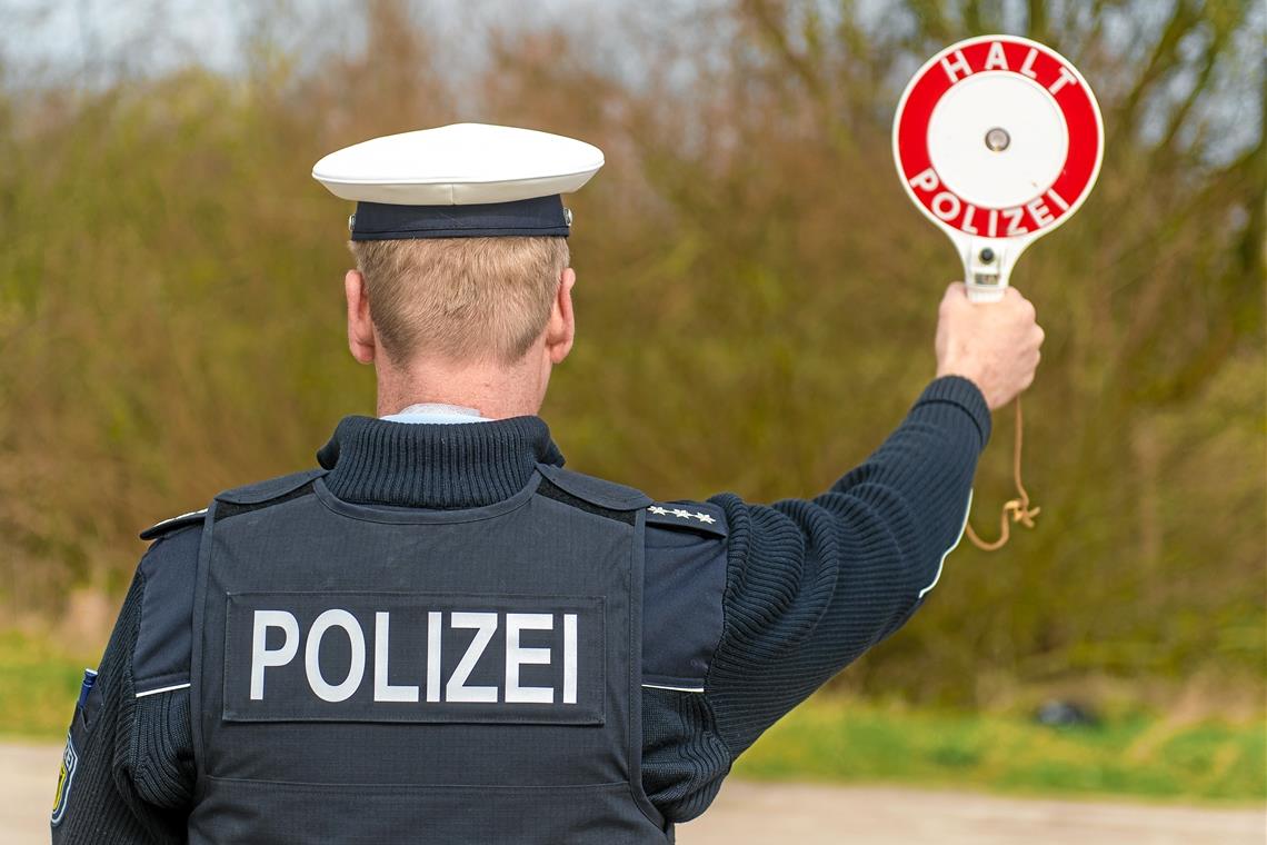 Die Polizei untersagt Autofahrer die Weiterfahrt. Symbolfoto: B. Nolte/Stock-Adobe