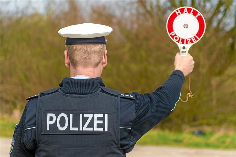 Die Polizei untersagt Autofahrer die Weiterfahrt. Symbolfoto: B. Nolte/Stock-Adobe