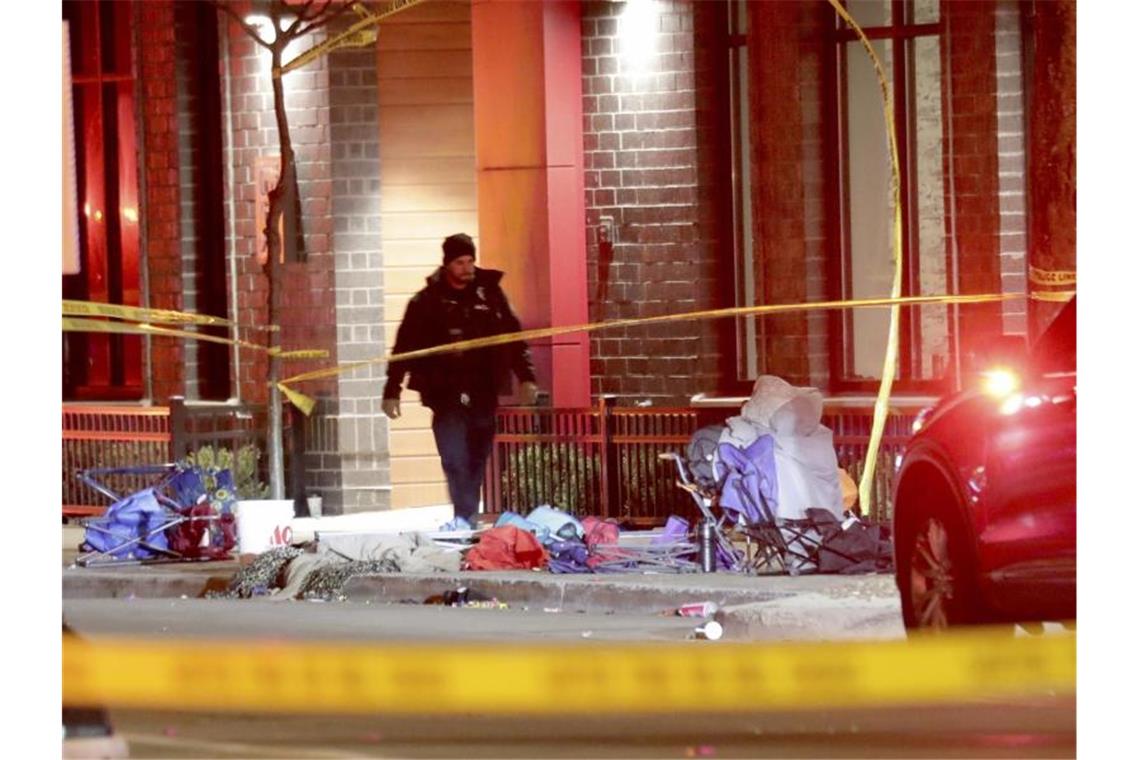 Die Polizei untersucht den Tatort nach dem Unfall bei der vorweihnachtlichen Straßenparade in Waukesha in den USA. Foto: Mike De Sisti/Milwaukee Journal-Sentinel via AP/dpa