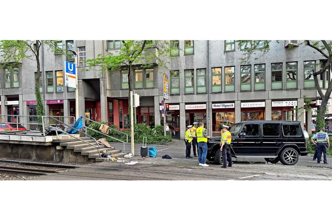 Die Polizei untersuchte den Unfallort an der Kreuzung Charlotten- und Olgastraße am Abend des 2. Mai 2025.