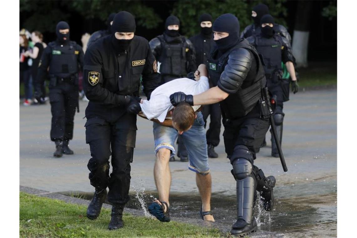 Polizeigewalt in Belarus: Oppositionelle flieht in EU Die Polizei verhaftet einen Demonstranten während eines Massenprotests in Minsk. Foto: Sergei Grits/AP/dpa