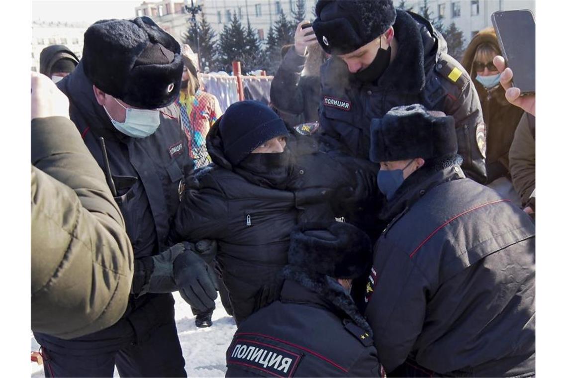 Zehntausende Russen fordern Nawalnys Freiheit Die Polizei verhaftet einen Mann während eines Protestes gegen die Inhaftierung des Oppositionsführers Alexej Nawalny in Chabarowsk. Foto: Igor Volkov/AP/dpa