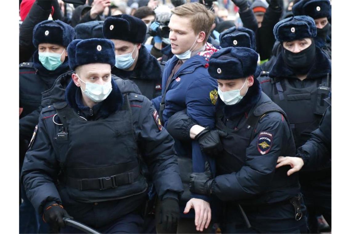 Die Polizei verhaftet einen Mann während eines Protestes gegen die Inhaftierung des Oppositionsführers Nawalny. Foto: Alexander Zemlianichenko/AP/dpa