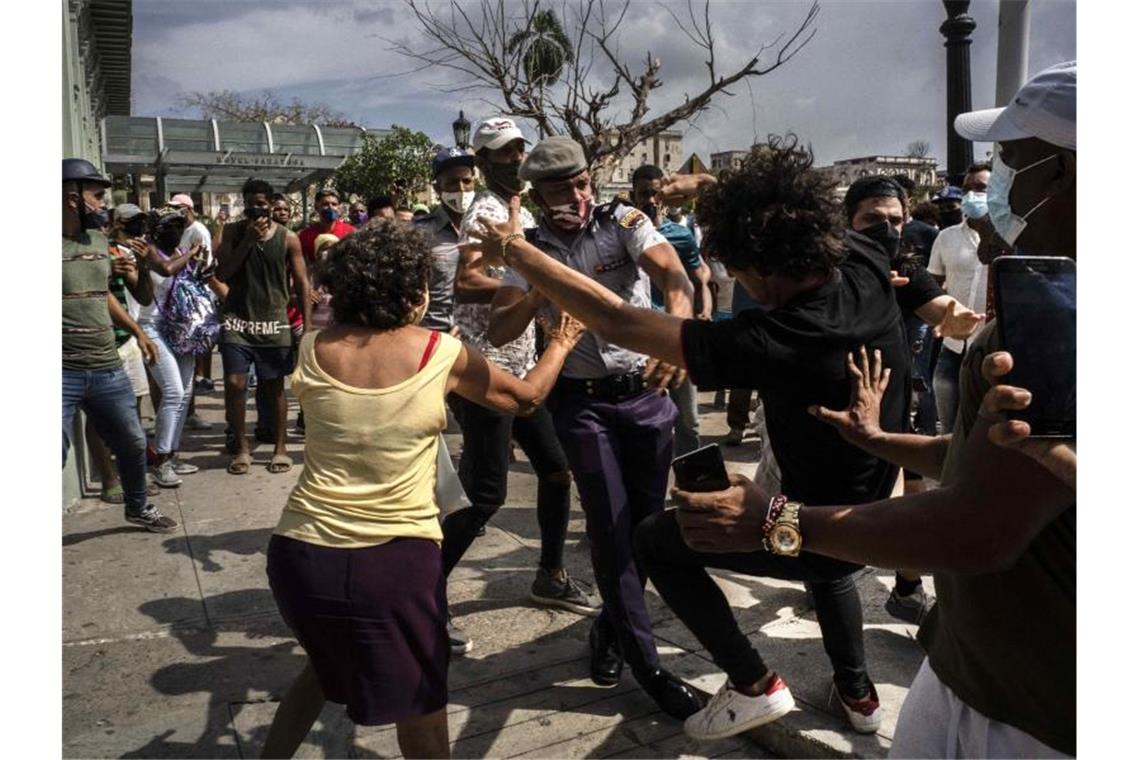 Die Polizei verhaftet einen regierungskritischen Demonstranten während einer Demonstration in Havanna. Foto: Ramon Espinosa/AP/dpa