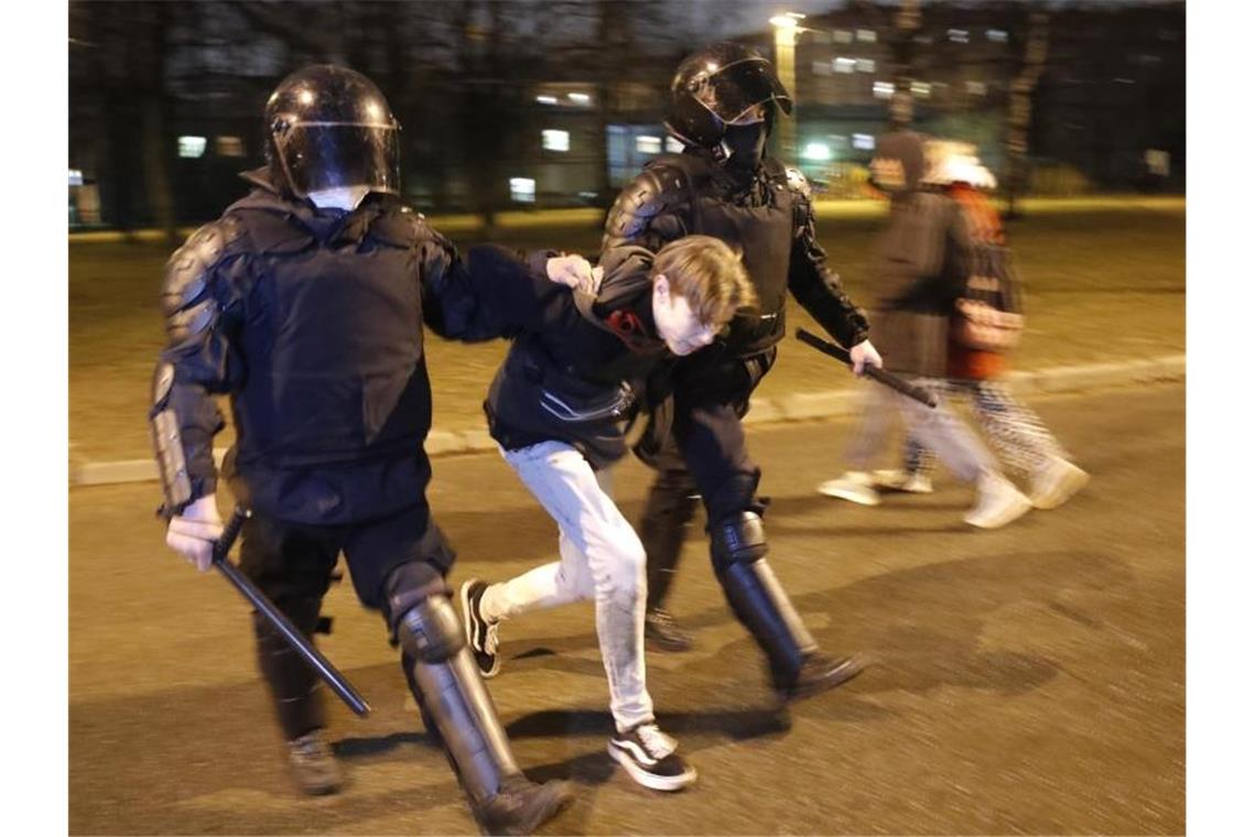 Nawalny-Proteste: Menschenrechtler kritisieren Festnahmen Die Polizei verhaftet in St.Petersburg einen Mann bei einer Demonstration zur Unterstützung des inhaftierten Oppositionsführers Nawalny. Foto: Dmitri Lovetsky/AP/dpa