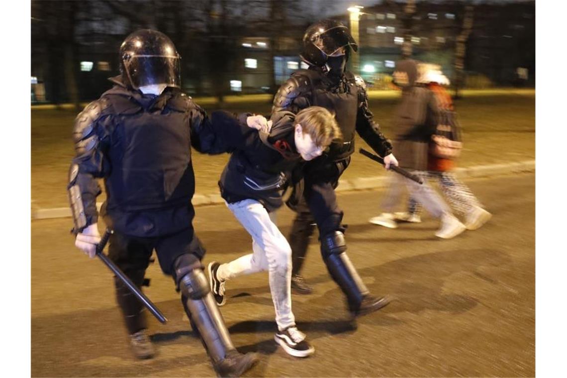 Die Polizei verhaftet in St.Petersburg einen Mann bei einer Demonstration zur Unterstützung des inhaftierten Oppositionsführers Nawalny. Foto: Dmitri Lovetsky/AP/dpa