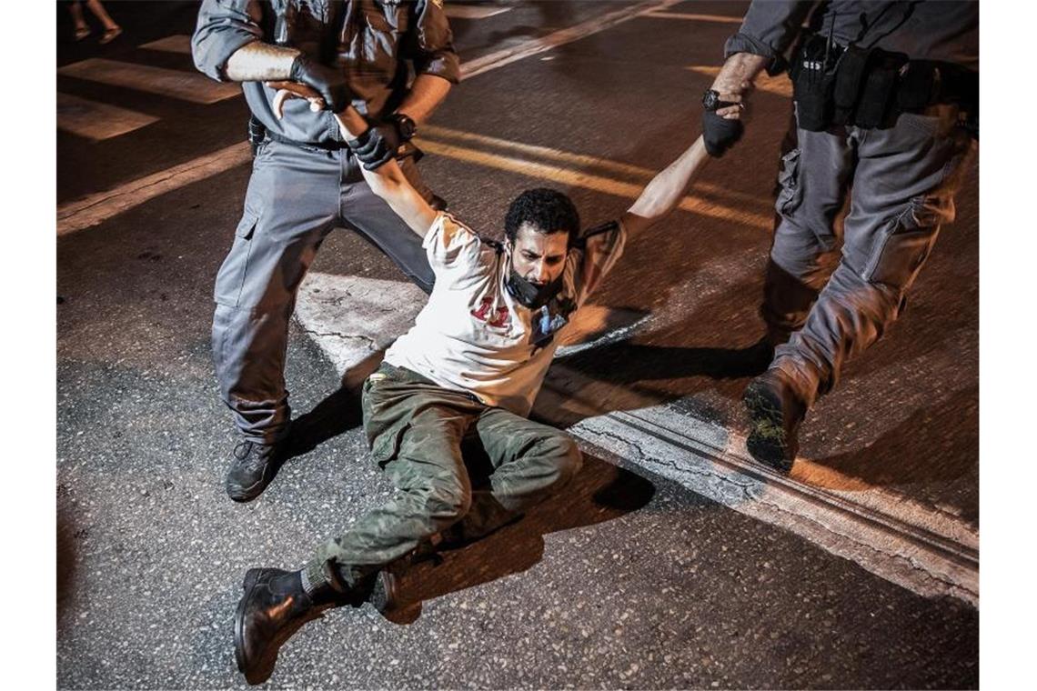 Zwölf Festnahmen bei Demonstrationen in Tel Aviv Die Polizei verhaftet während einer Protestaktion einen Demonstranten. Foto: Ilia Yefimovich/dpa