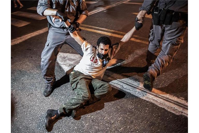 Die Polizei verhaftet während einer Protestaktion einen Demonstranten. Foto: Ilia Yefimovich/dpa