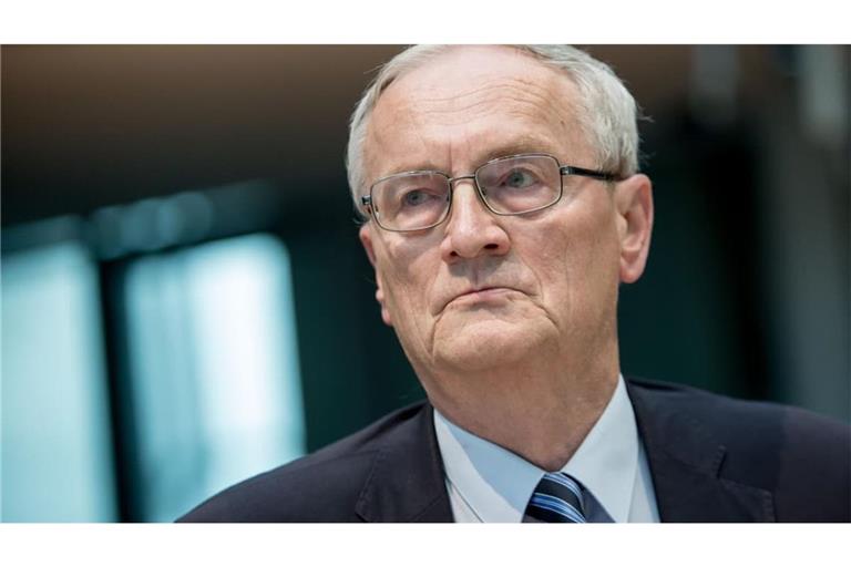 Die Polizei verhaftete Ex-BND-Chef August Hanning wegen des Verdachts auf Spionage.