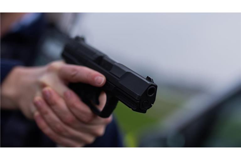 Die Polizei verletzt einen Mann tödlich mit seiner Dienstwaffe. (Symbolbild)