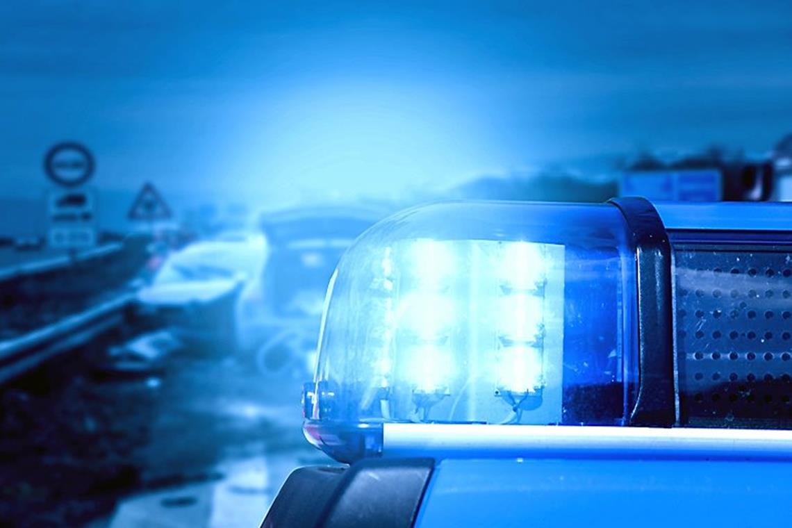 Hoher Schaden an mehreren Autos Die Polizei vermutet eine medizinische Ursache, weshalb sie den Fahrer in ein Krankenhaus brachten. Symbolfoto: Benekamp/stock.adobe.com