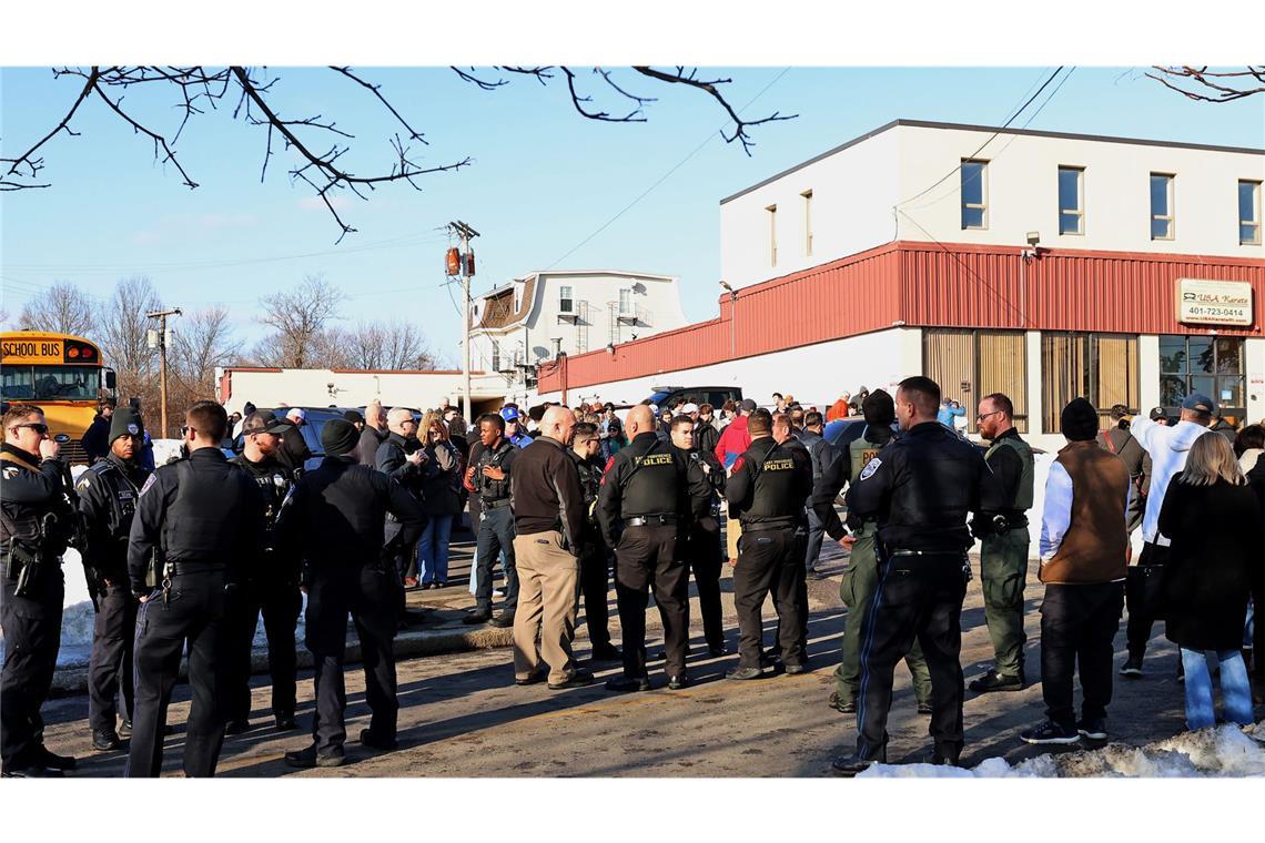 Die Polizei versammelt sich in der Nähe der Lynch Arena in Pawtucket, nachdem in der Eissporthalle Schüsse gefallen waren.