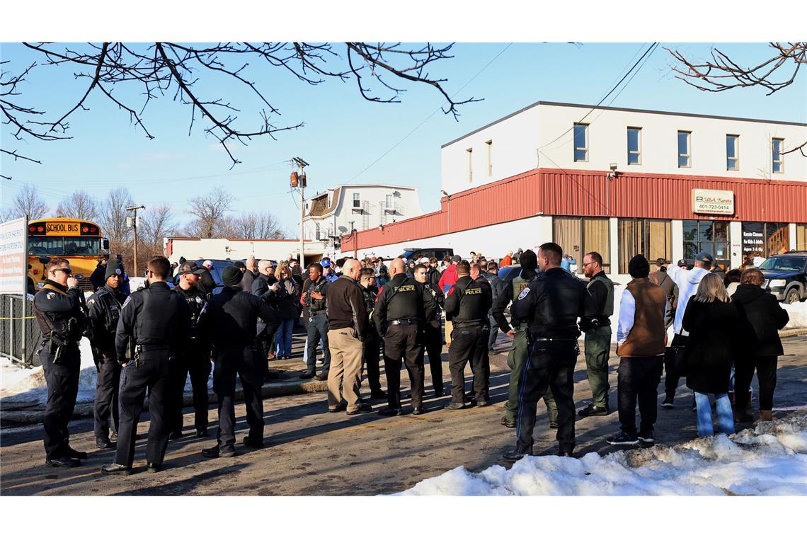 Die Polizei versammelt sich in der Nähe der Lynch Arena in Pawtucket, nachdem in der Eissporthalle Schüsse gefallen waren.