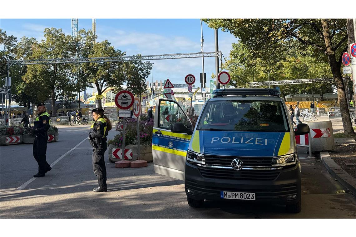 Die Polizei versperrt Besuchern den Zugang zum Festgelände.
