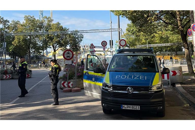Die Polizei versperrt Besuchern den Zugang zum Festgelände.
