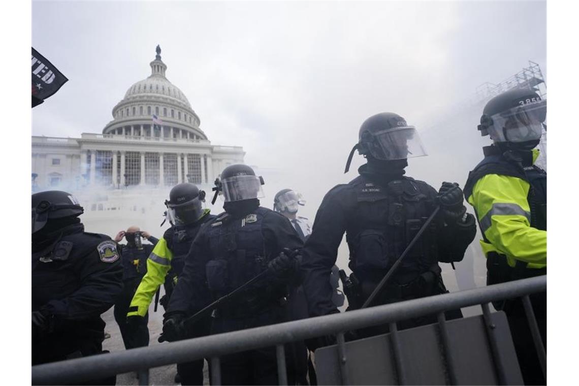 Die Polizei versucht, das Kapitol vor Eindringlingen zu schützen. Foto: Julio Cortez/AP/dpa