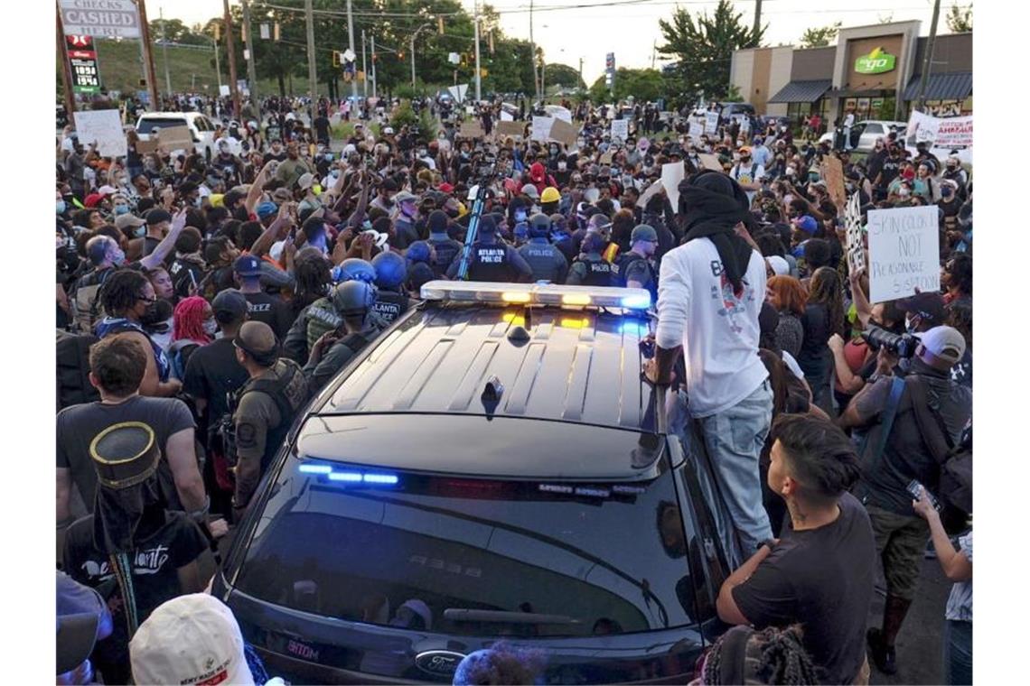 Die Polizei versucht eine Demonstration in Atlanta unter Kontrolle zu bringen. Foto: Ben Gray/Atlanta Journal-Constitution/AP/dpa