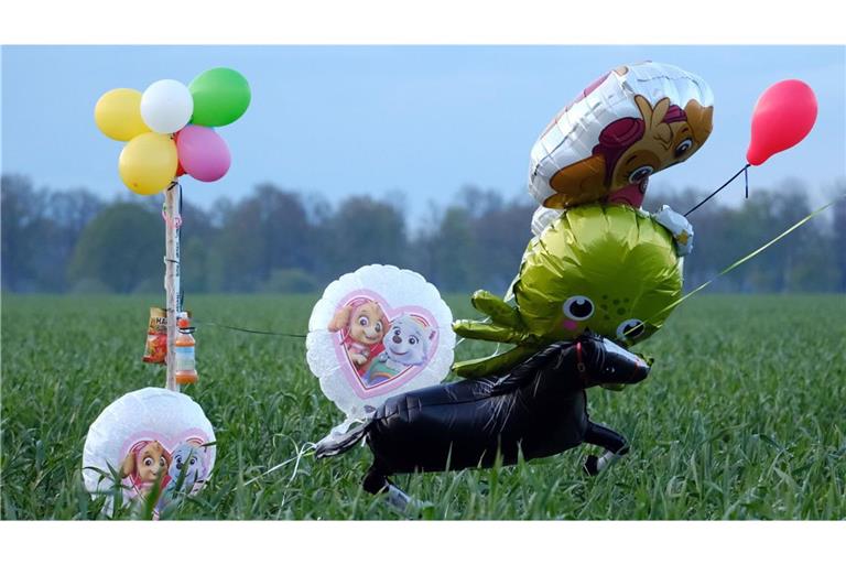 Die Polizei versucht mit Ballons und Süßigkeiten die Aufmerksamkeit des vermissten  Jungen zu gewinnen, der Autist ist.