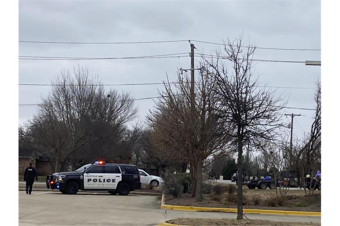 Rabbi zu Geiselnahme in US-Synagoge: Konnten selbst flüchten Die Polizei von Colleyville sichert das Gelände rund um die Synagoge. Foto: Jessika Harkay/Star-Telegram/AP/dpa