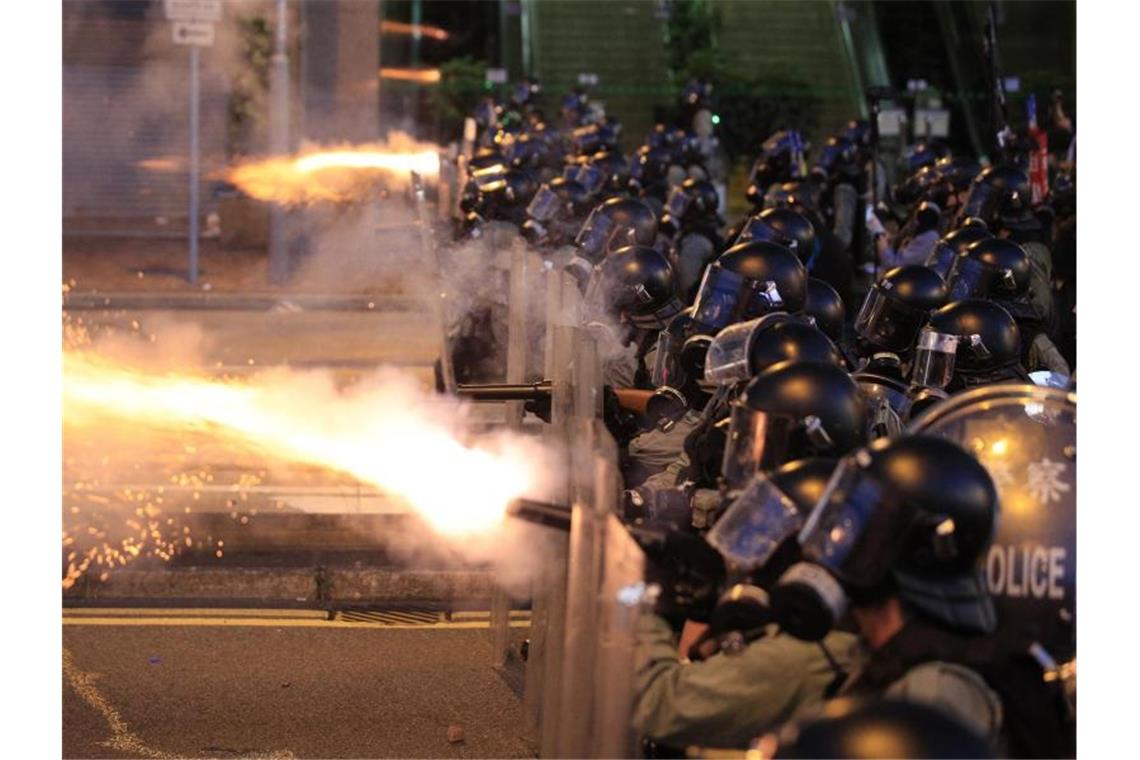 Peking verurteilt „schreckliche Vorfälle“ in Hongkong Die Polizei von Hongkong feuert Tränengas auf Demonstranten. Foto: Jeff Cheng/HK01/AP