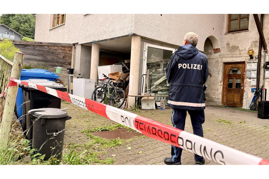 Verdächtiger weist Polizei auf drei Leichen in Zwiesel hin Die Polizei war am Dienstag noch am Tatort im Einsatz.