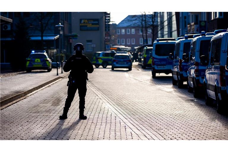 Die Polizei war angesichts der Bedrohungslage in einem Jobcenter in Lehrte mit einem Großaufgebot im Einsatz.