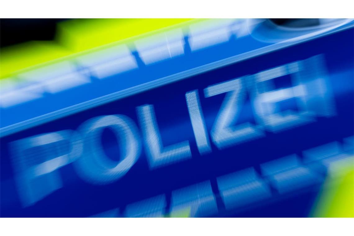 Auto kollidiert mit Roller – 76-Jähriger verletzt sich lebensgefährlich