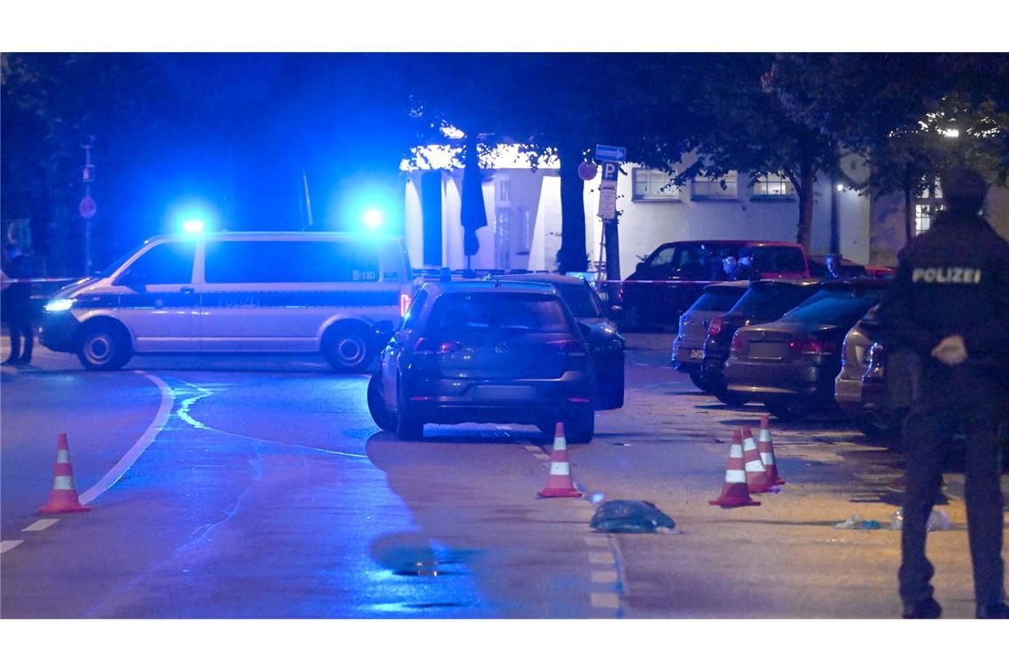 Frau sticht auf Passanten ein - Polizei erschießt sie Die Polizei war für die Spurensicherung vor Ort.