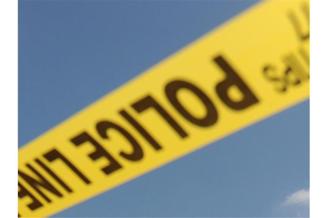 Schütze tötet acht Menschen in Fedex-Lager in Indianapolis Die Polizei war kurz vor Mitternacht zu der Lagerhalle nahe dem Flughafen der Stadt gerufen worden. Foto: Michael Reynolds/EPA/dpa