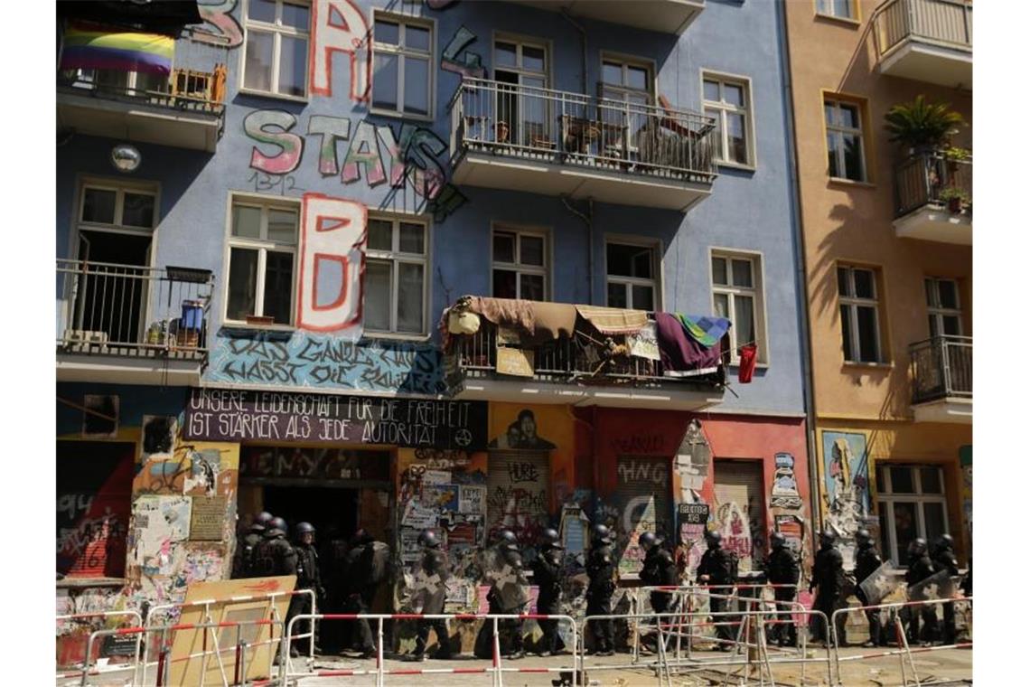 Brandschutzprüfung: Polizei bricht in „Rigaer 94“ Türen auf Die Polizei war mit einem Großaufgebot im Einsatz. Foto: Carsten Koall/dpa