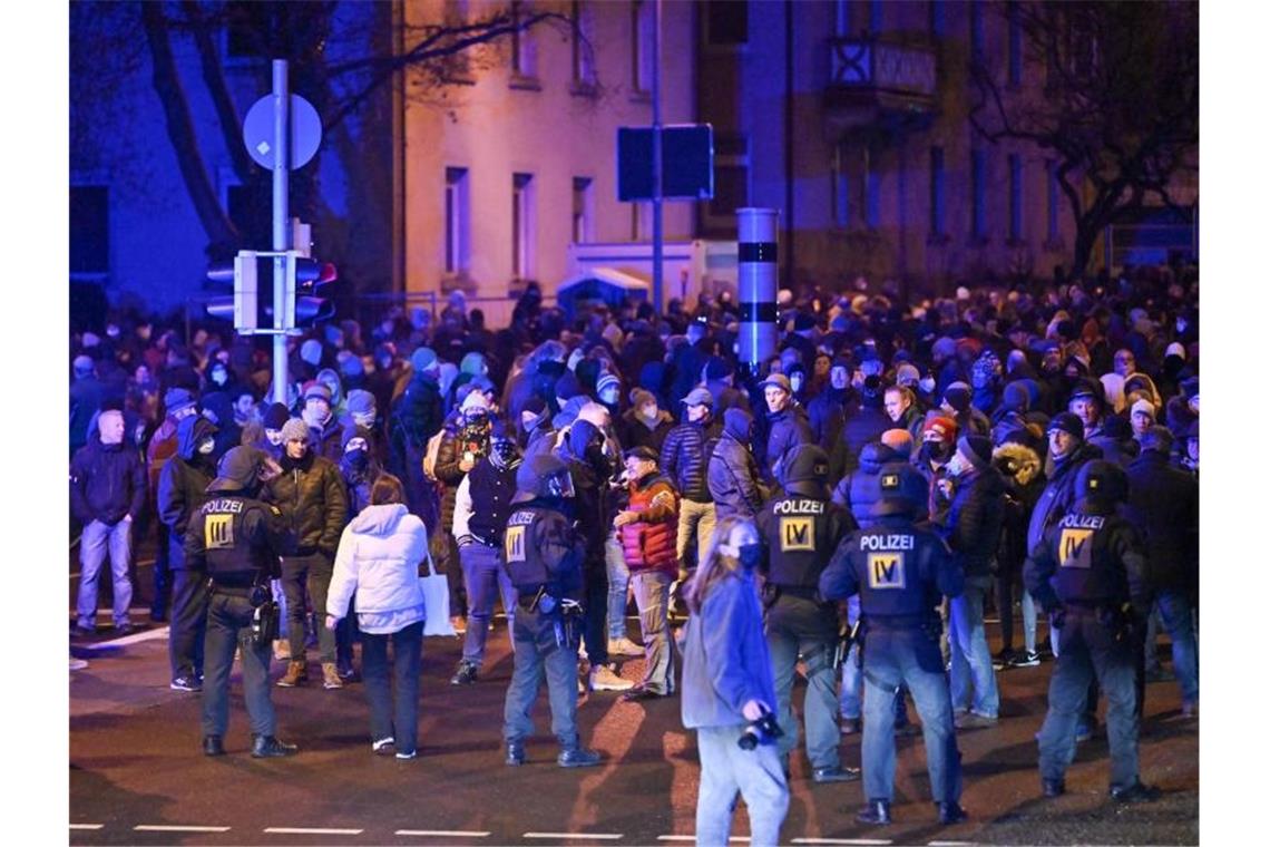 Die Polizei war mit einem Großaufgebot vor Ort. Foto: Felix Kästle/dpa