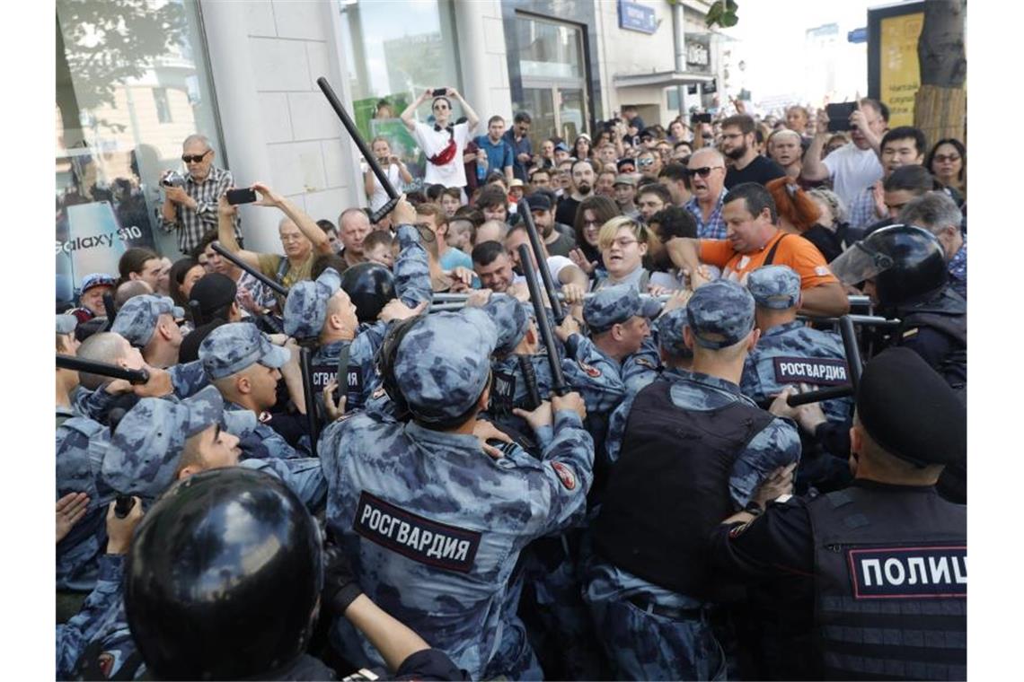 Aktivisten: 1370 Festnahmen bei Kundgebung in Moskau Die Polizei war mit einem massiven Aufgebot bei den Protesten anwesend. Foto: Pavel Golovkin/AP