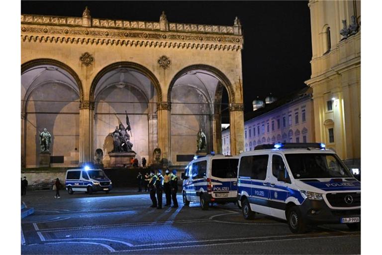 Die Polizei war mit einem zahlreichen Beamten am Münchner Odeonsplatz im Einsatz. Foto: Peter Kneffel/dpa