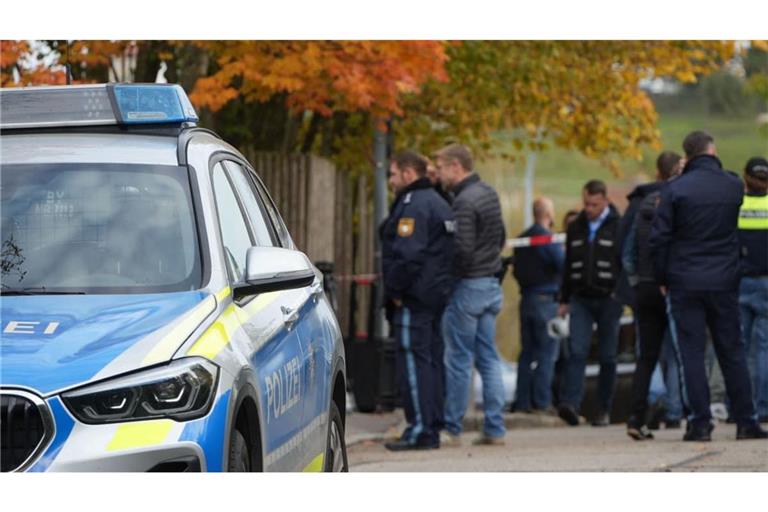Die Polizei war mit zahlreichen Einsatzkräften im Landkreis Dingolfing-Landau vor einem Wohngebäude, nachdem dort ein 43 Jahre alter Mann beim Öffnen seiner Haustür von einem Unbekannten erschossen wurde.