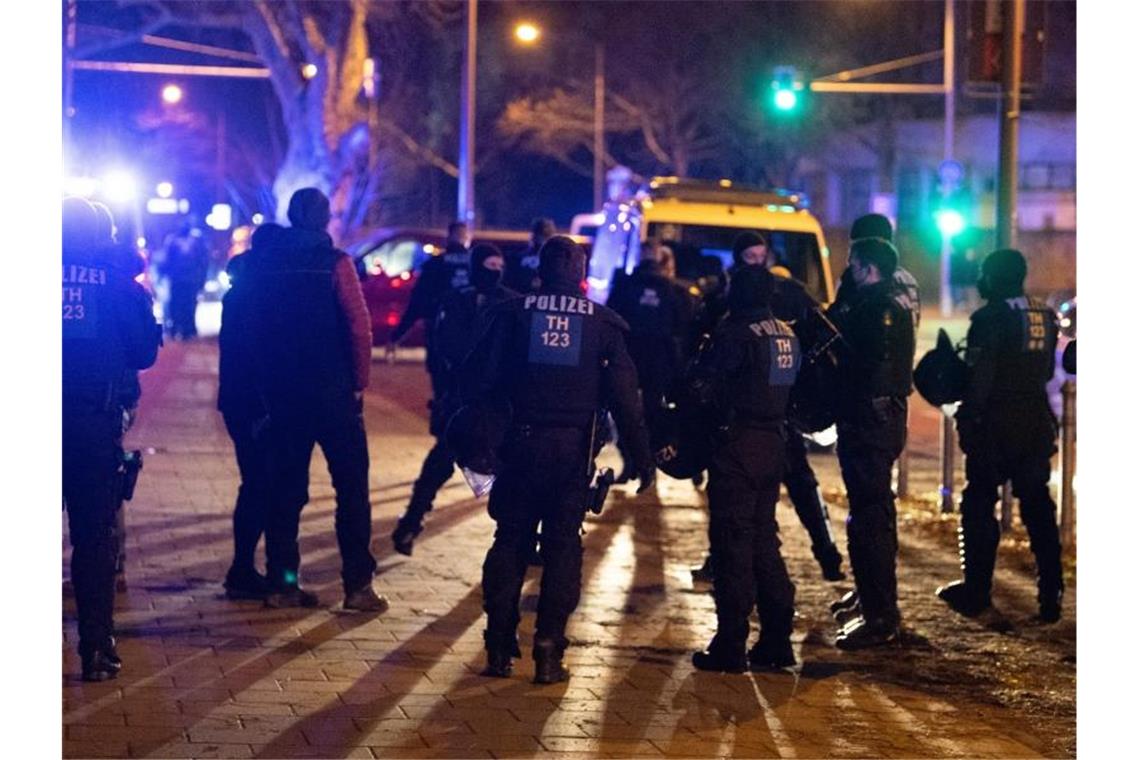 Polizei unterbindet Corona-Protest vor Uniklinik in Dresden Die Polizei war mit zahlreichen Kräften im Einsatz. Foto: Sebastian Kahnert/dpa