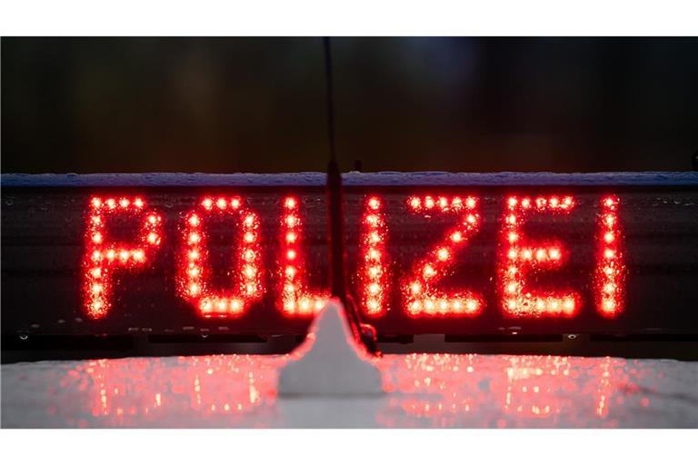 Die Polizei warnt die Bevölkerung in Lindhorst ihre Häuser zu verlassen. (Symbolbild)