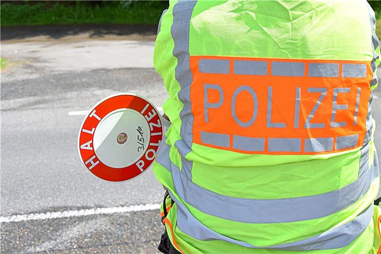 Waiblinger Westumfahrung gesperrt Die Polizei will demnächst mehr Einzelheiten melden.Symbolfoto: Tobias Sellmaier