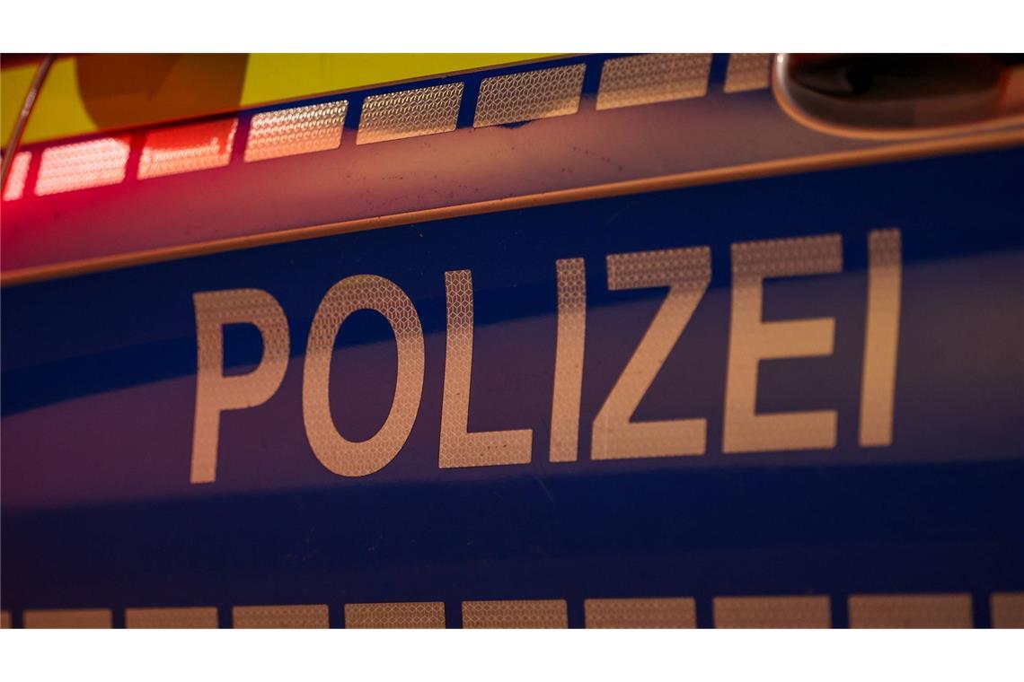 Christbäume und Menschen rutschen von fahrendem Anhänger