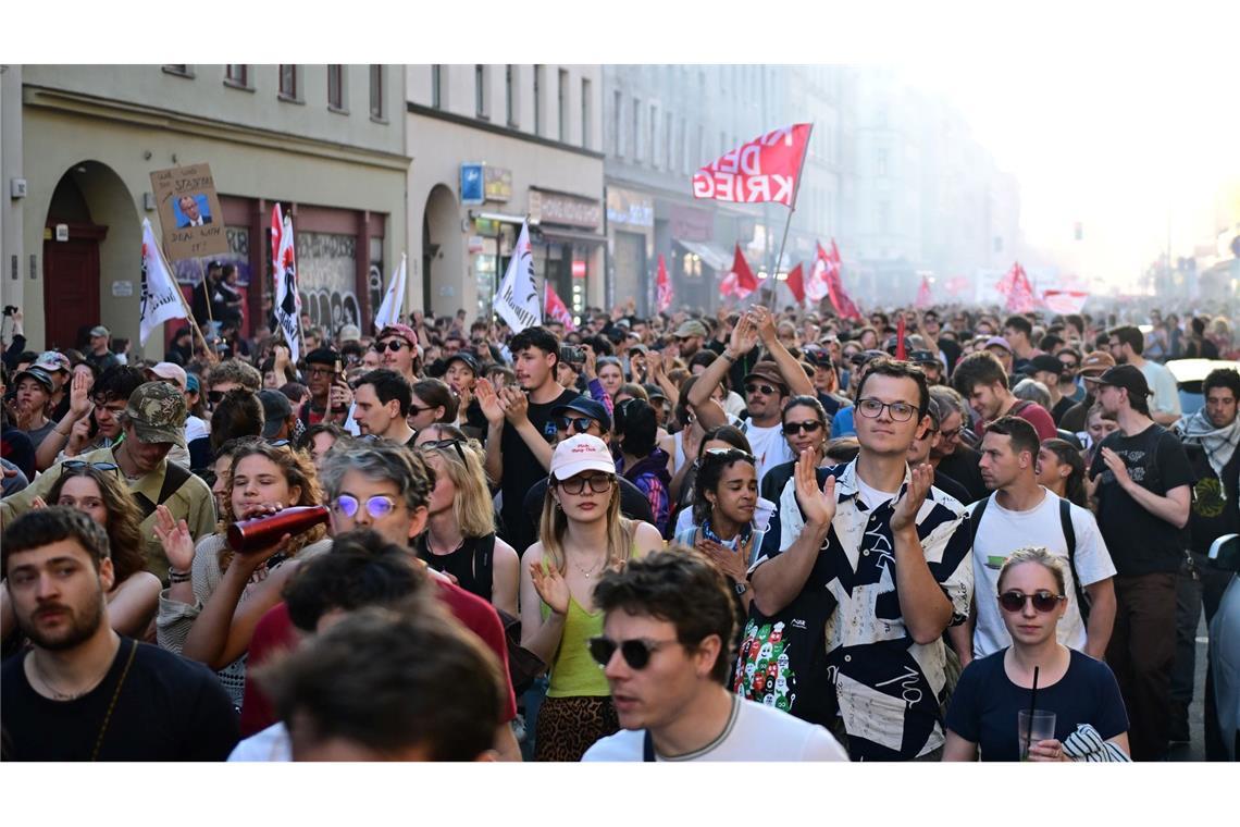 Die Polizei zieht ein gemischtes Fazit: Nach stundenlang friedlicher Demo kam es am Ende zu Flaschen- und Böllerwürfen auf Einsatzkräfte.