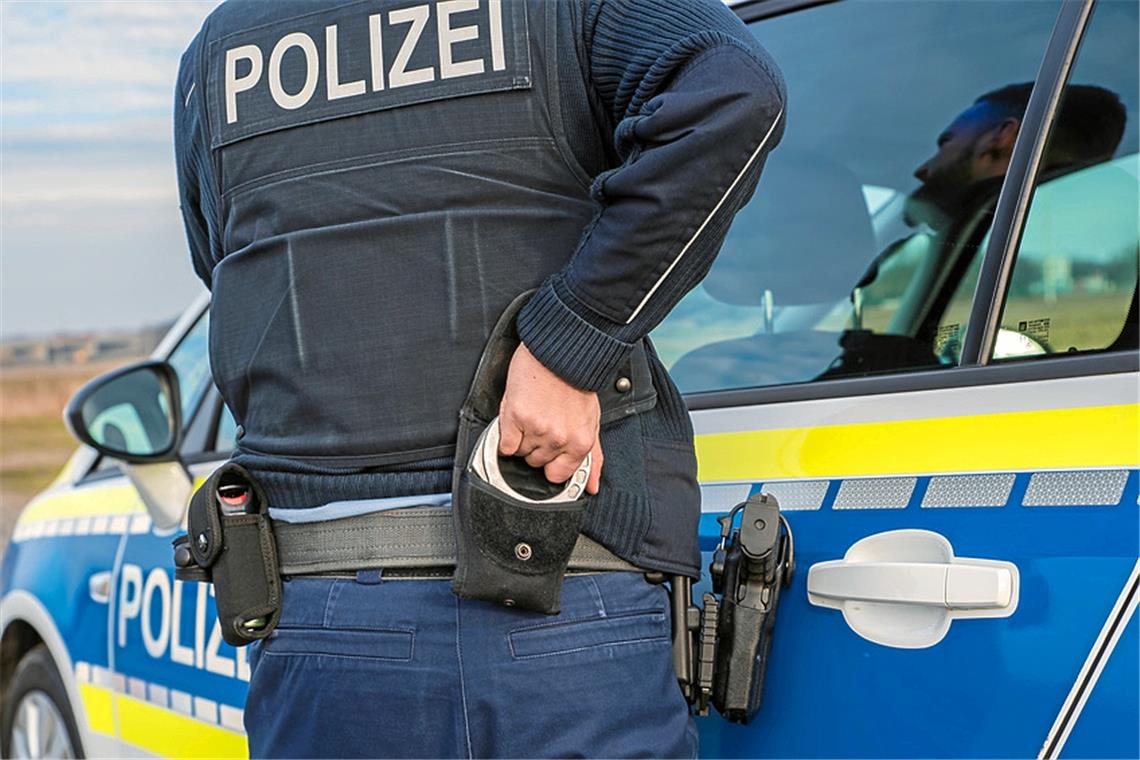 Die Polizei zog auf dem Autobahnzubringer einen defekten Lastwagen aus dem Verkehr. Symbolfoto: stock.adobe/abr68