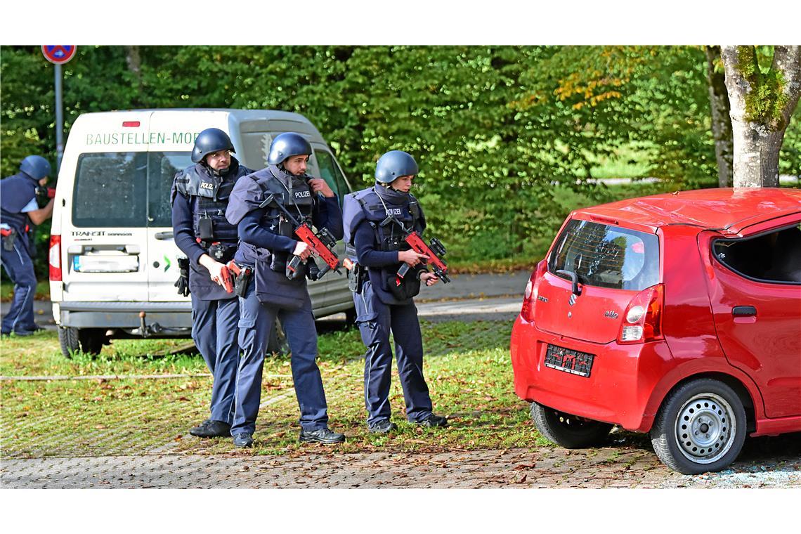 Die Polizeibeamten sind mit ballistischer Zusatzausrüstung ausgestattet: Helm so...