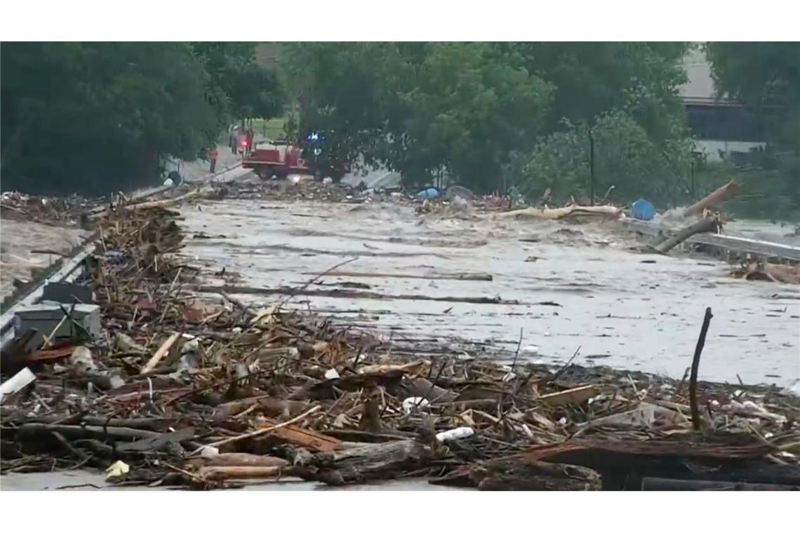 Mindestens 13 Tote bei Hochwasser in USA - vermisste Kinder Die Polizeibehörde sprach von einem "katastrophalen Hochwasser".