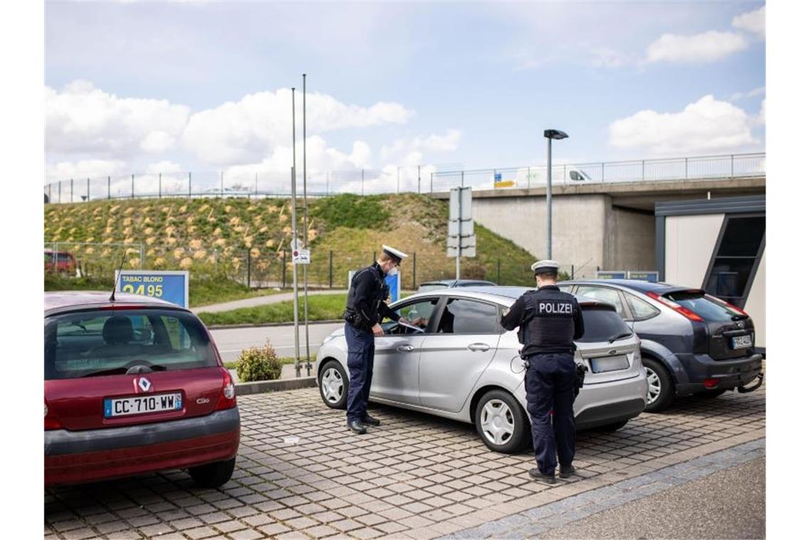 Einreise aus Frankreich und Schweiz: Fehlende Anmeldungen Die Polizeimeister P. Weigele (r) und J. Böttcher kontrollieren einen Reisenden. Foto: Philipp von Ditfurth/dpa