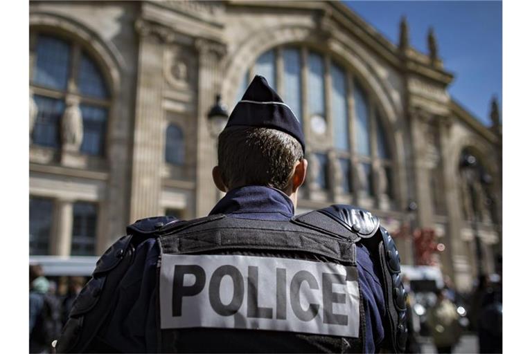Die Polizeipräfektur war in der Gemeinde Villejuif südlich von Paris rund um einen größeren Park im Einsatz. Foto: Ian Langsdon/EPA/dpa/Symbolbild