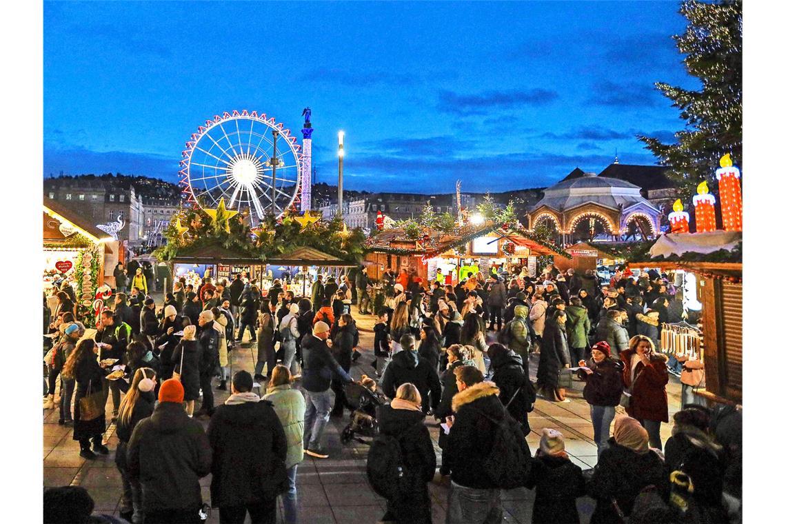 Weihnachtsmarkt-Besucher vertrauen auf die Sicherheit Die Polizeipräsenz in der Stuttgarter Innenstadt ist hoch. Die Menschen fühlen sich sicher.