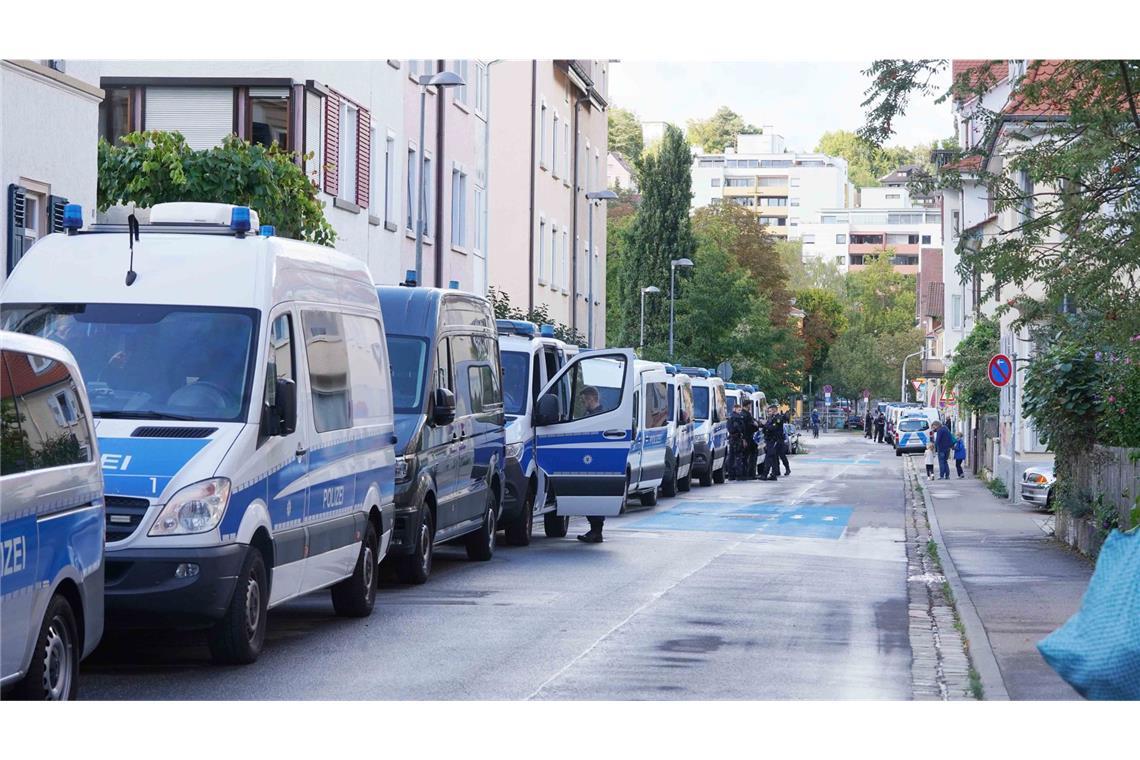 Palmer sieht nach Debatte mit AfD-Landeschef keinen Sieger Die Polizeipräsenz vor dem Streitgespräch ist riesig.
