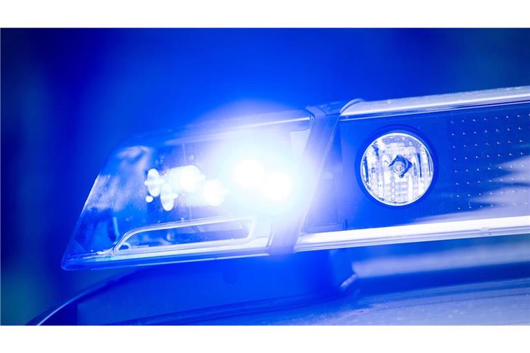 Die Polizisten mussten den Mann aus ihrem Fahrzeug zerren. (Symbolbild)