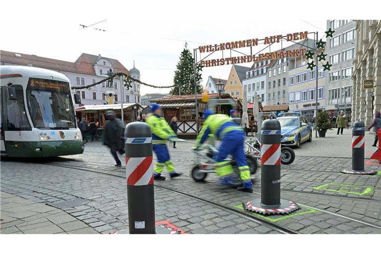 Die Poller sollen Besitzer des Augsburger Christkindlesmarkts schützen.