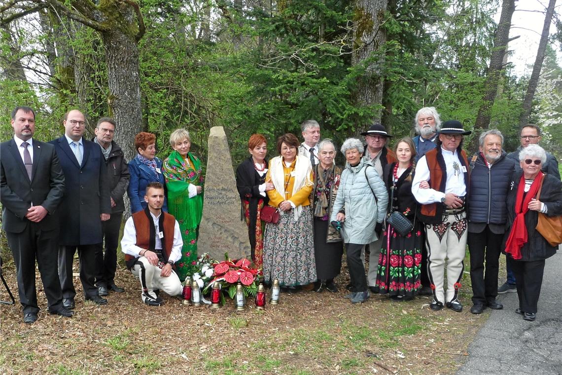 Die polnischen Angehörigen von Franciszek Gacek zusammen mit den Bürgermeistern (von links) Peter Keilhofer, Armin Mößner und Christoph Jäger sowie den Initiatoren Walter Schieber und Titus Simon am Gedenkstein. Foto: A. Fechter