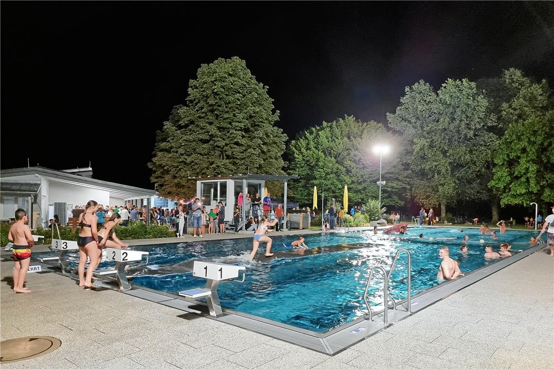 Bädleswerker und Förderverein sind sehr aktiv Die Poolparty des Fördervereins mit Schlagernacht und Mitternachtsschwimmen am vergangenen Samstag war ein voller Erfolg. Foto: Florian Muhl